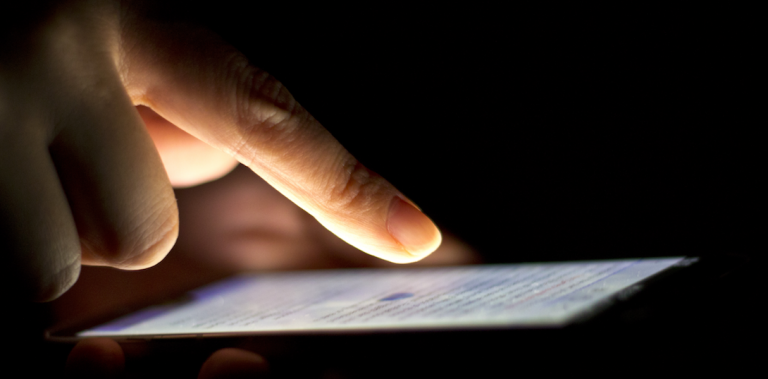 Protéger la santé mentale des adolescents face aux réseaux sociaux : L'importance de la communication, des limites et des interactions saines