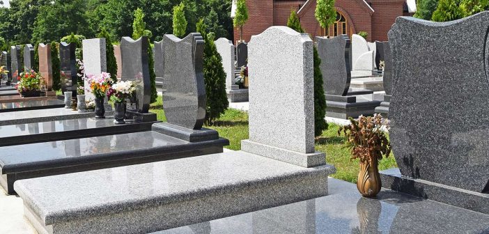 Comment bien choisir une plaque funéraire 