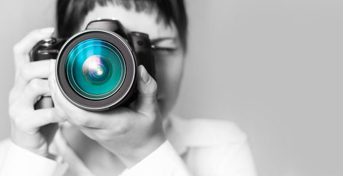 Un photographe professionnel capturant un moment émouvant lors d'une cérémonie funéraire.