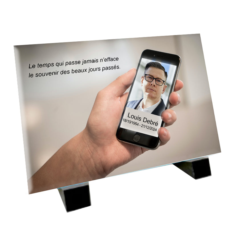 Plaque funéraire moderne personnalisée avec un hommage digital inspiré des réseaux sociaux."