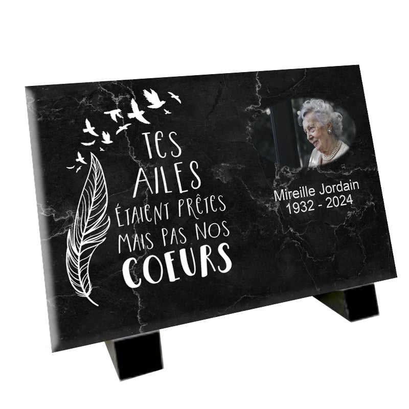 Plaque funéraire personnalisée en marbre noir avec citation "Tes ailes étaient prêtes mais pas nos cœurs", photo intégrée, modèle élégant et durable.