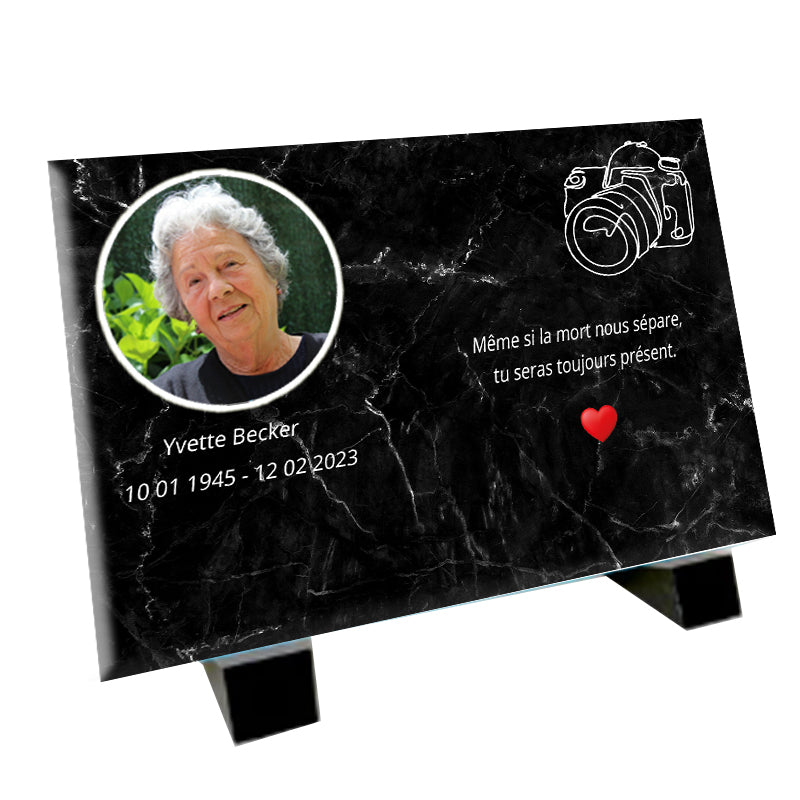 Plaque funéraire personnalisée avec une illustration détaillée d'un appareil photo, un médaillon pour une photo personnelle et un espace pour un texte personnalisé sur un fond effet marbre - les plaques des petits anges