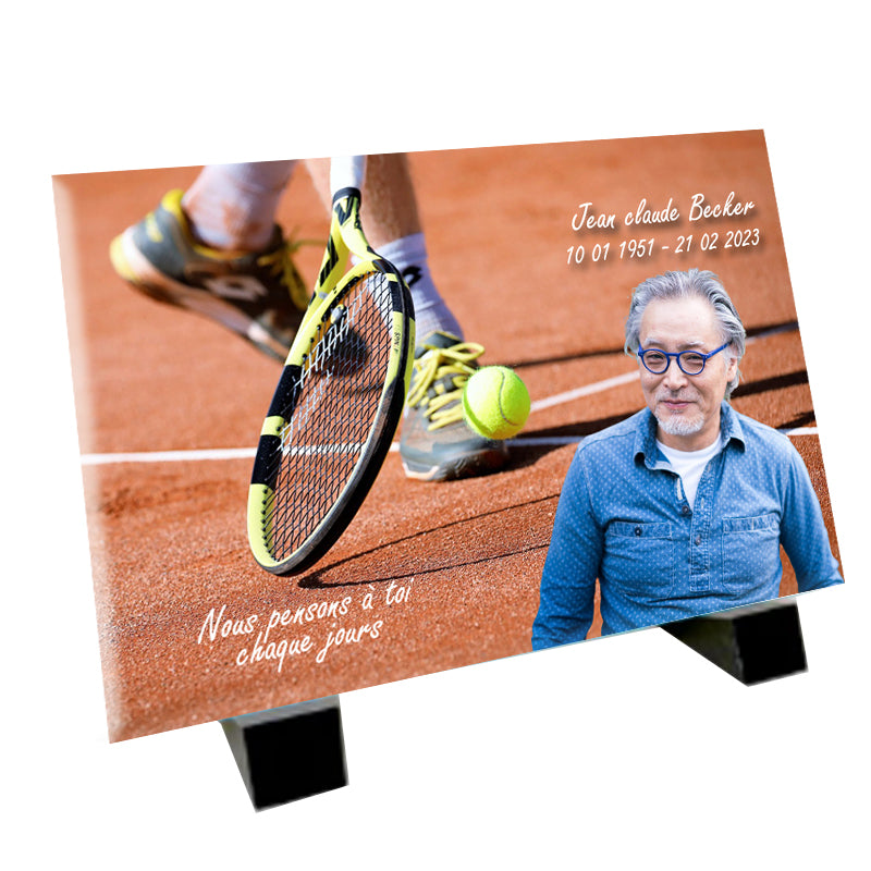 Plaque funéraire en Chromaflym illustrant un terrain de tennis en terre battue avec une raquette et une balle, parfaite pour commémorer un joueur de tennis passionné.