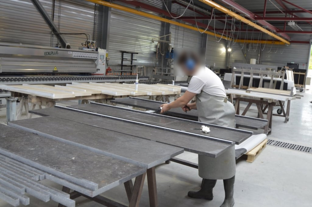 Service de découpe de plaque funéraire sur-mesure