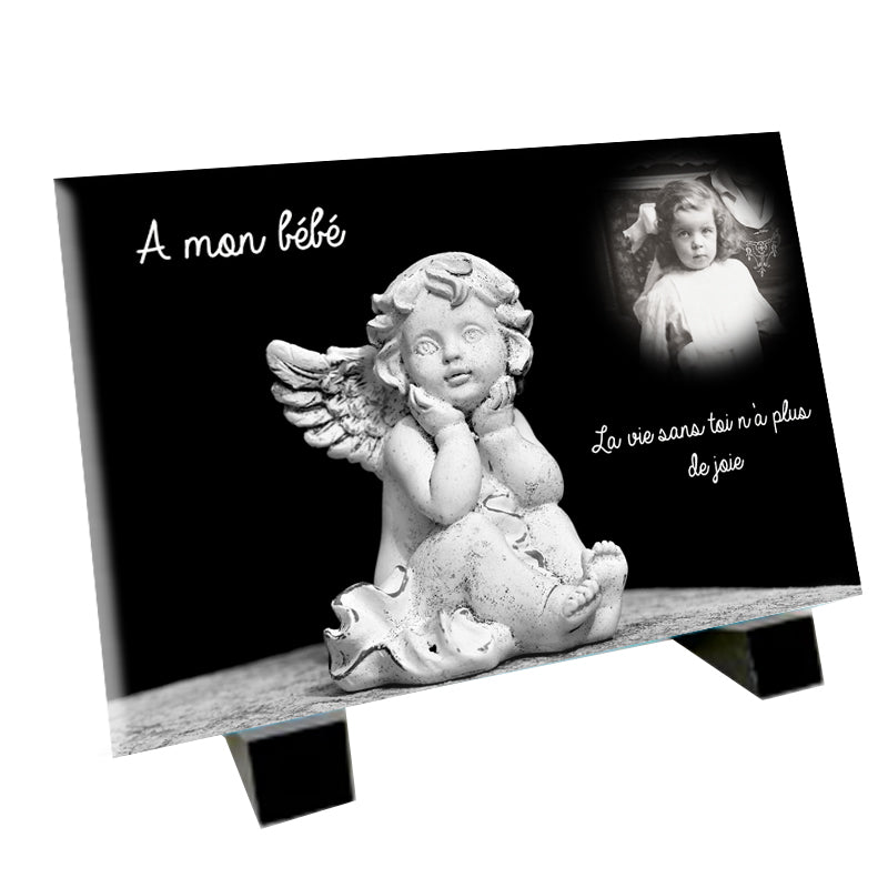 plaque funéraire représentant un chérubin