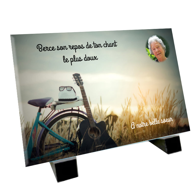 Plaque funéraire avec guitare