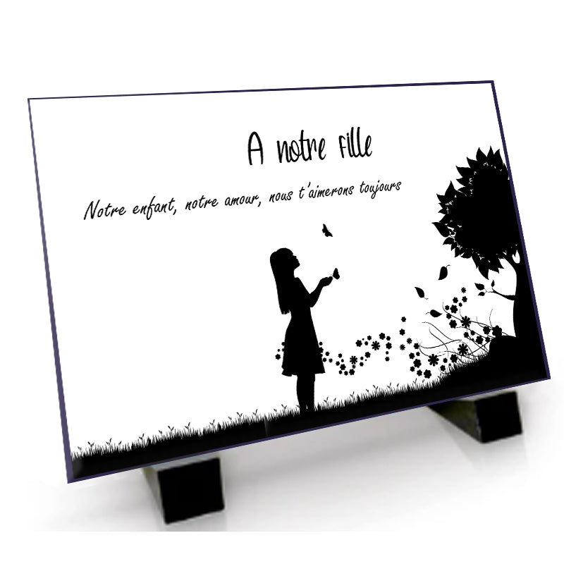 Plaque funéraire représentant un enfant devant un arbre de vie